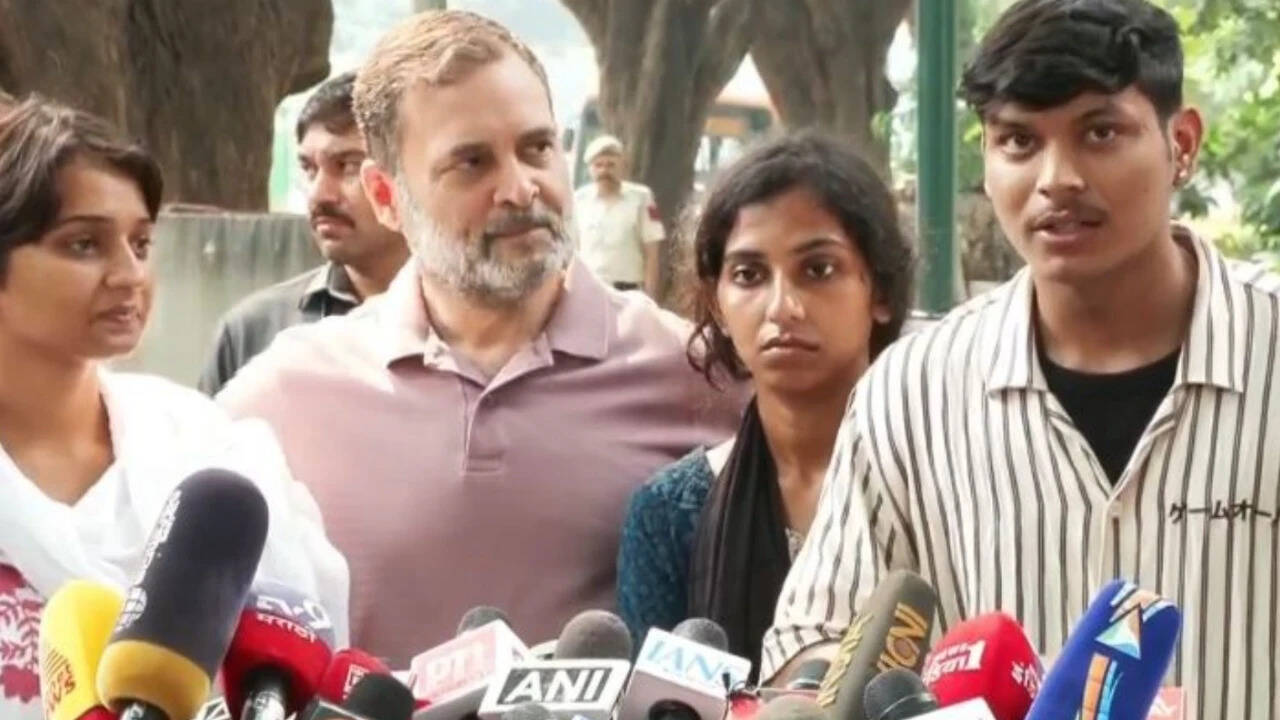 Rahul Gandhi stands with injured NSUI protesters, says 'nafrat ka jawab pyar se diya jaega'